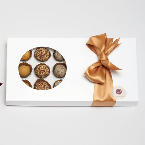 Weihnachtliches Pralinenensemble mit 18 Pralinen